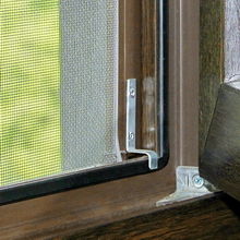 Крепеж Z-образный на сетке Крепеж Z-образный на москитной сетке коричневого цвета